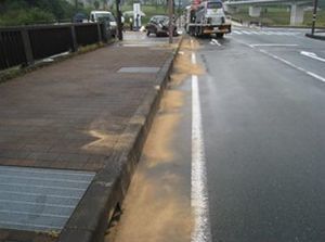 駐車場や道路にオイルが漏れシミになった油の処理方法 油吸着材 油吸着分解材スノム 漏油 オイル漏れ対策はアセンティー関東