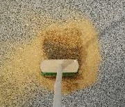 駐車場で黒いシミになった油の処理方法 油吸着分解材スノムのアセンティー関東